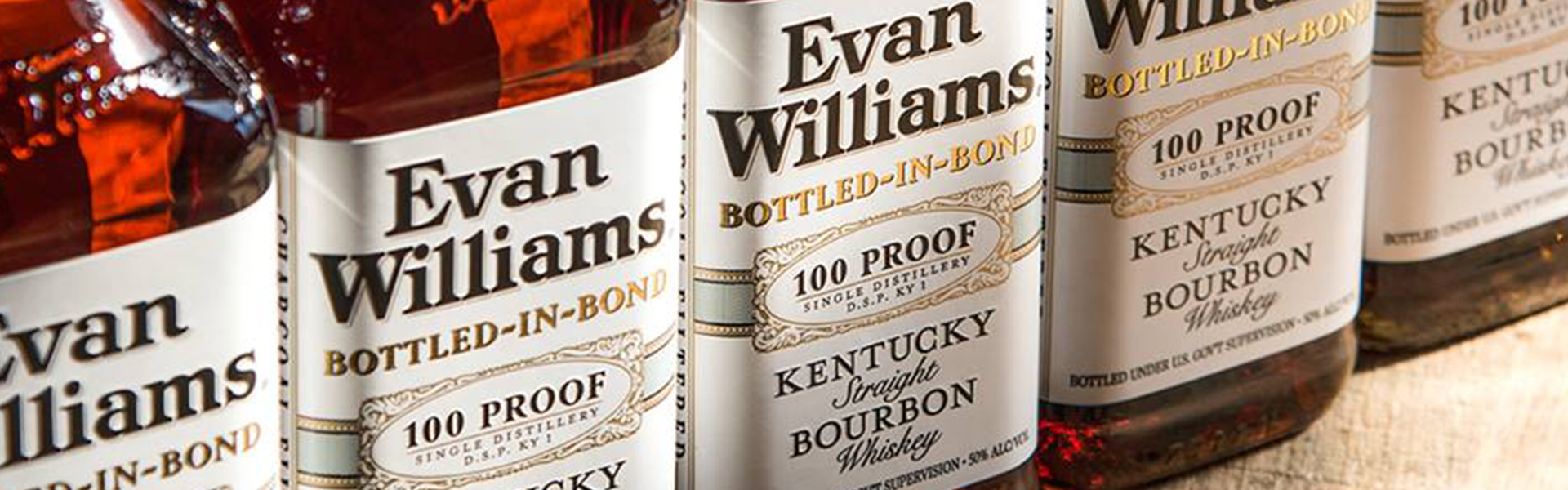 Evan Williams hyllade Bottled-in-Bond Bourbon Whiskey – nu i fast sortiment på Systembolaget.